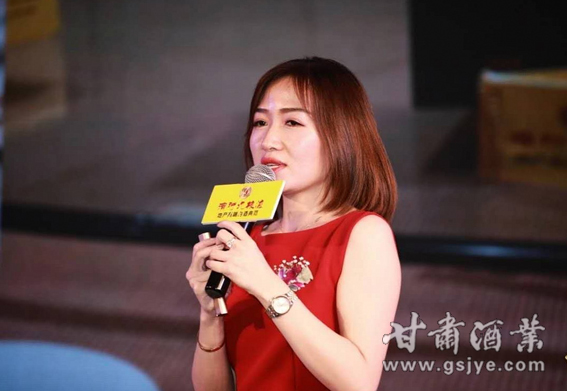 【2=甘肃滨河集团总经理许文亮女士在答谢会上致欢迎辞.jpg