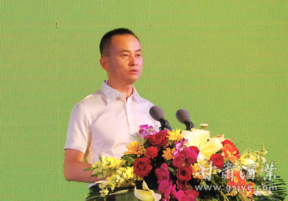 【7=滨河九粮液品牌营销公司兰州分公司总经理郑泽安宣布获奖名单.jpg