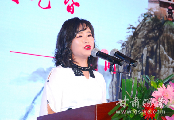 【4-平凉崆峒文旅公司形象大使史瑾冉做推介.jpg