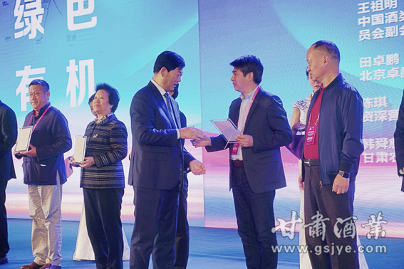6、1、省商务厅厅长张应华为聘请专家颁发证书.JPG