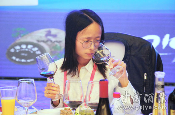 左闻右品识美酒.jpg